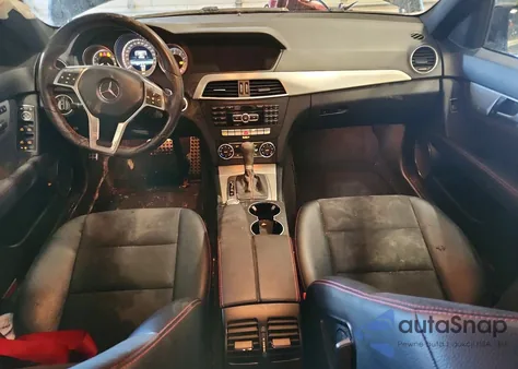 2013 Mercedes-Benz C 300 4Matic z USA, uszkodzony, nr VIN WDDGF8AB0DR280263